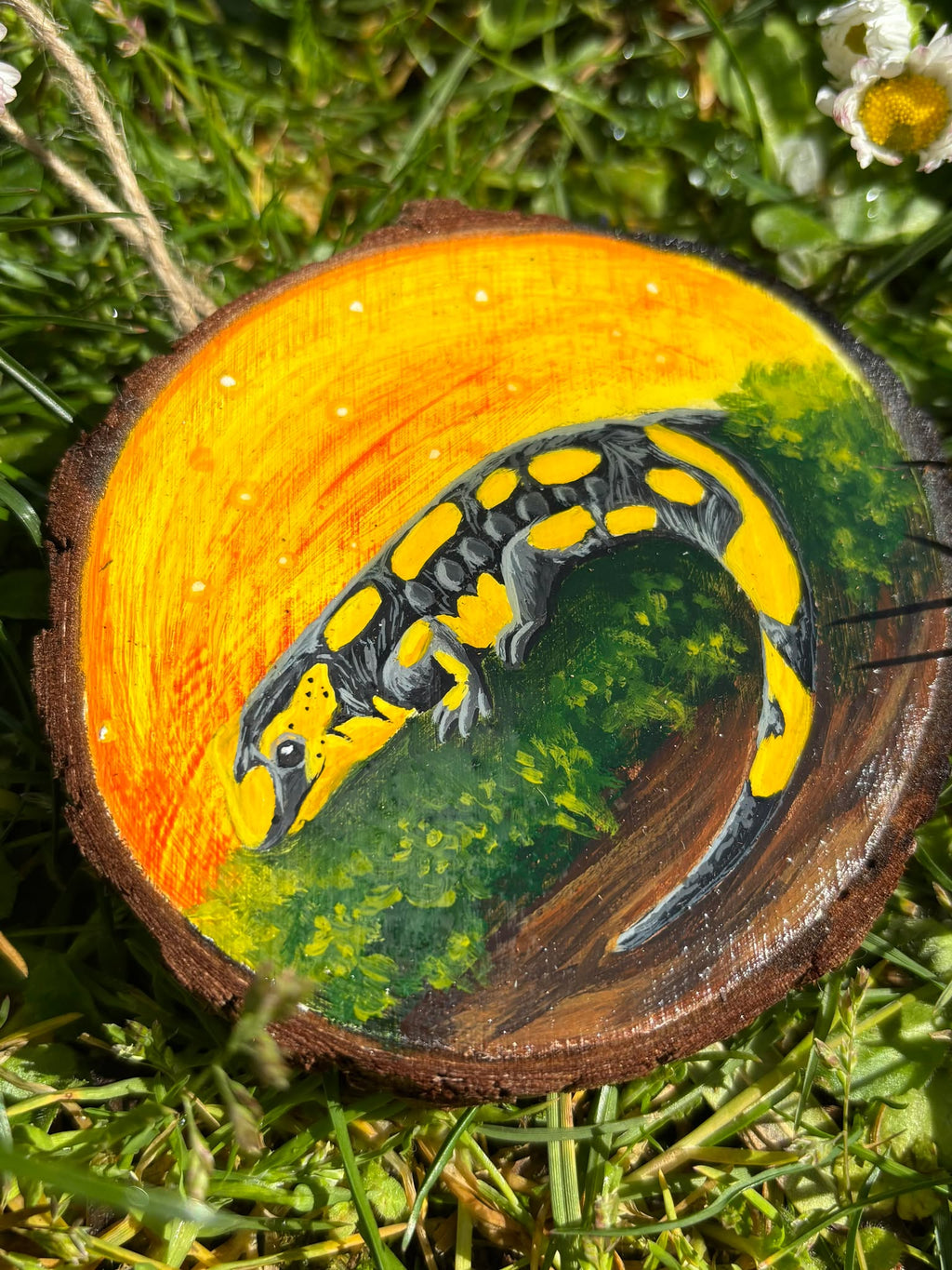 " Salamandre tachetée " - peinture rondin de bois 9 cm