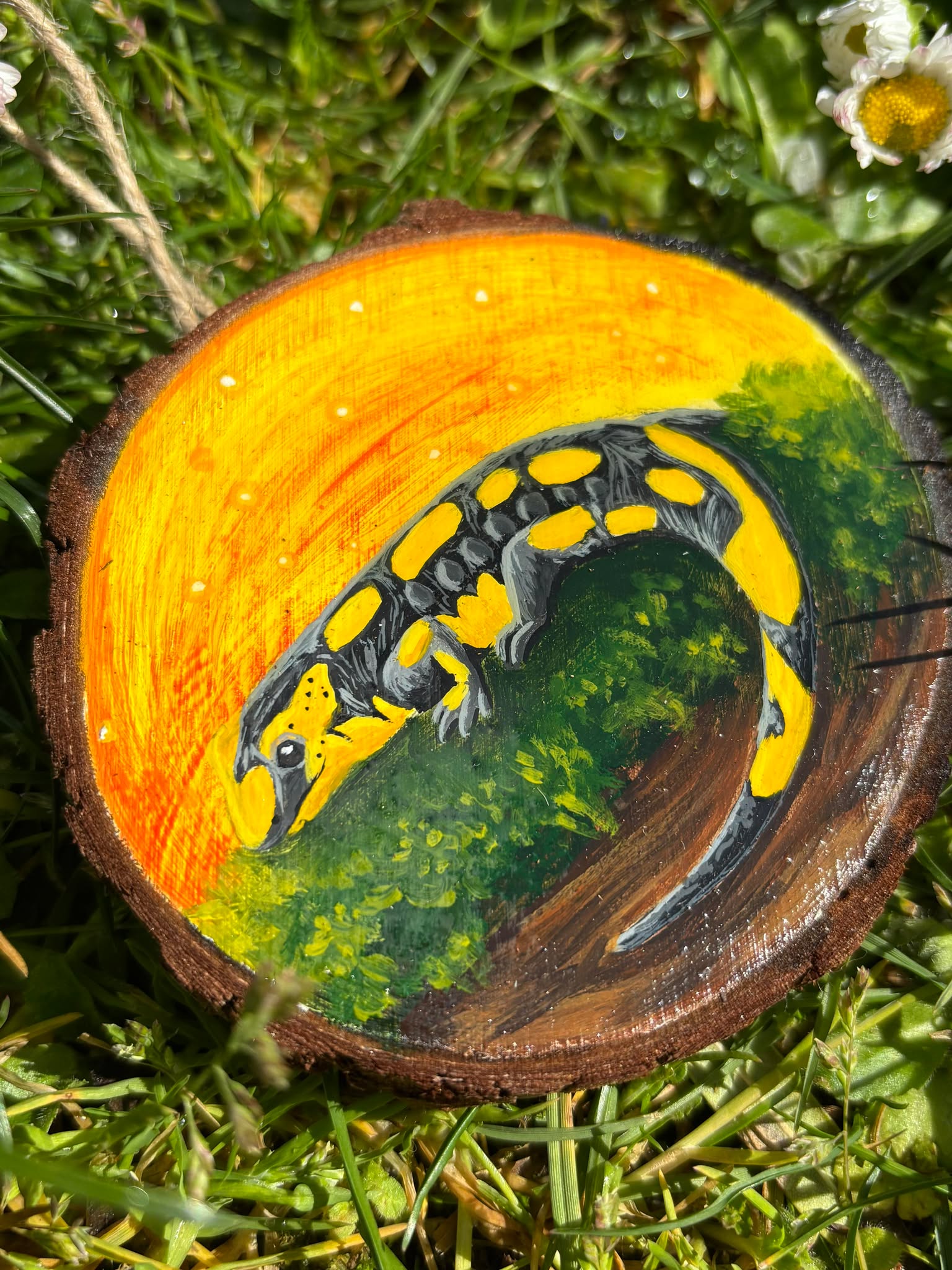 " Salamandre tachetée " - peinture rondin de bois 9 cm