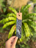 " Loup gris " - marque-page en bois