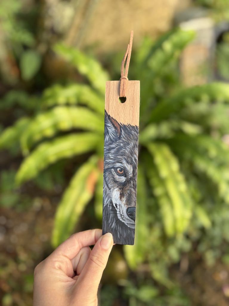 " Loup gris " - marque-page en bois