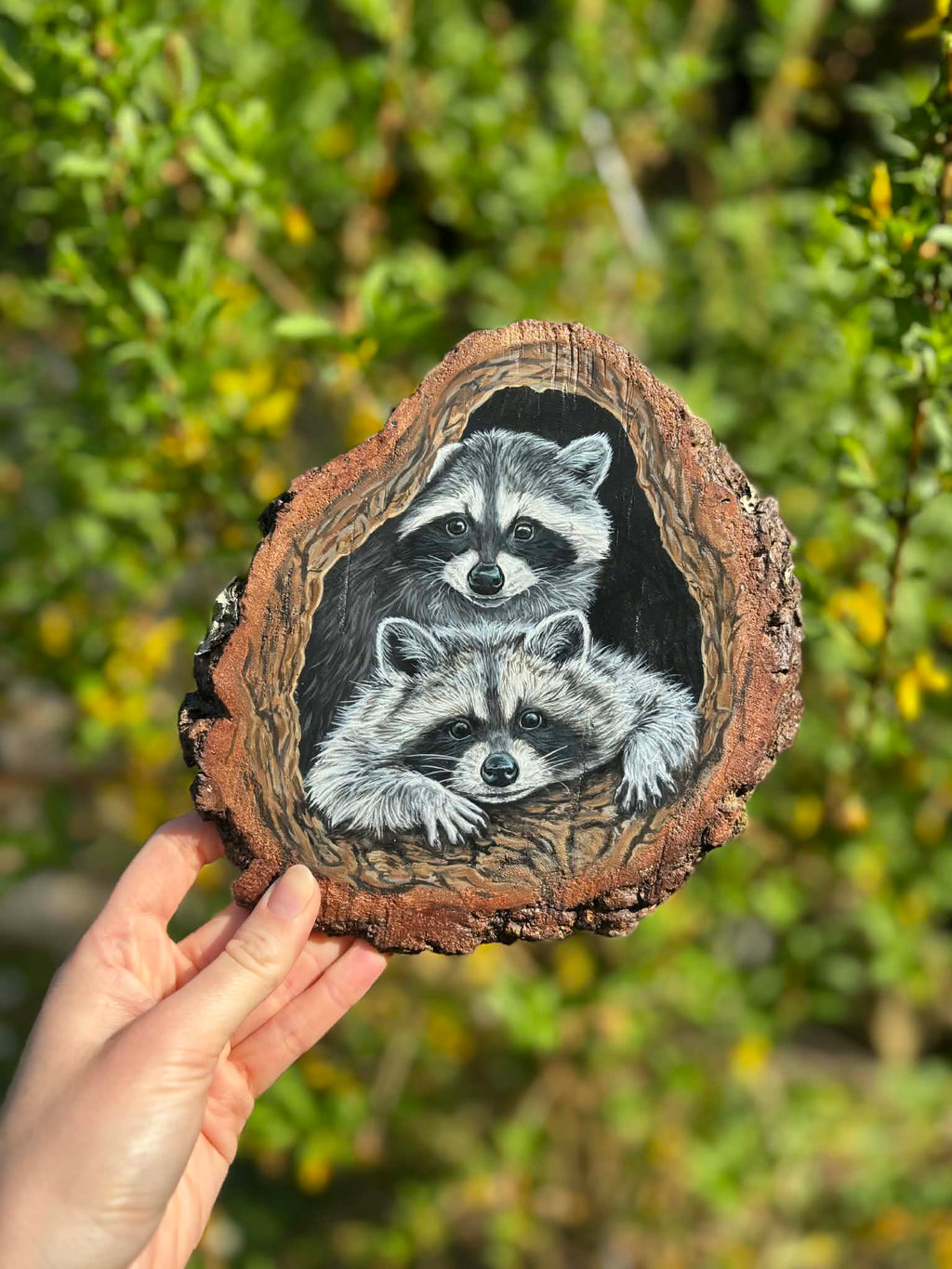 " La cachette " - peinture sur rondin de bois 18 cm