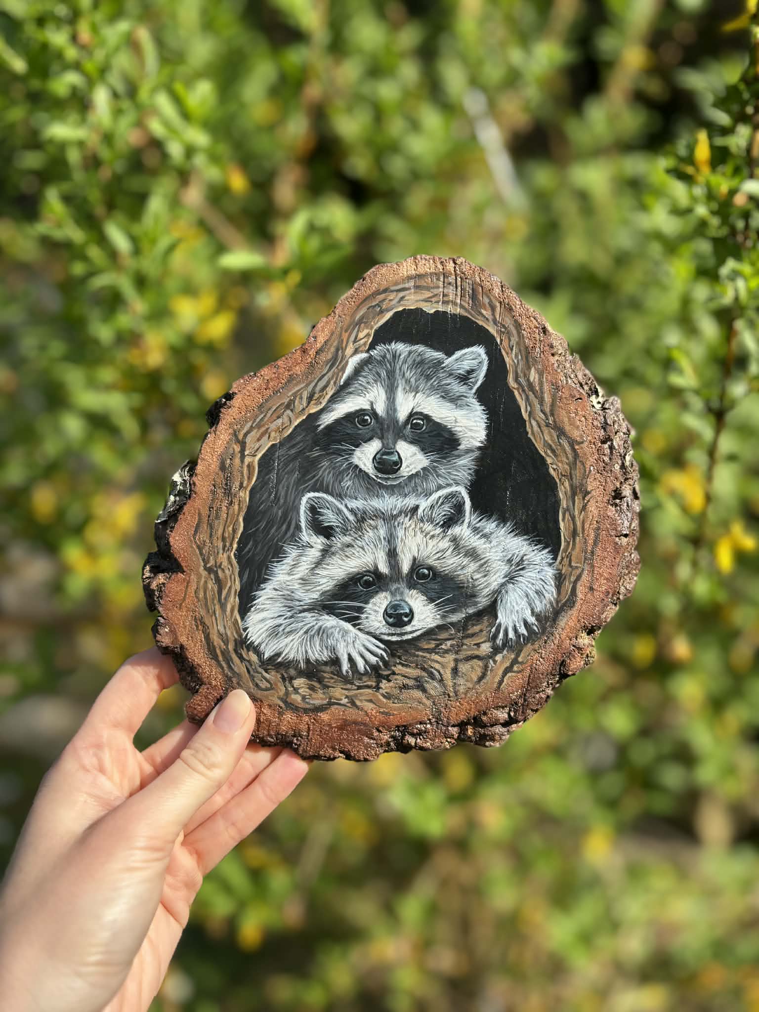 " La cachette " - peinture sur rondin de bois 18 cm