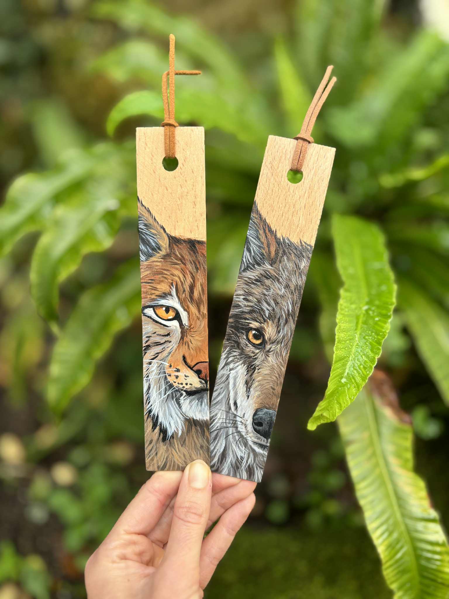 " Loup gris " - marque-page en bois