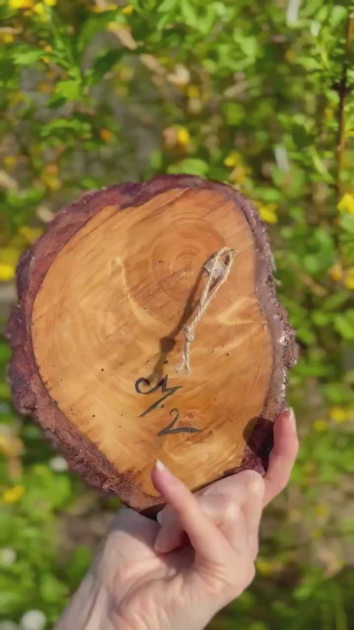 " La cachette " - peinture sur rondin de bois 18 cm